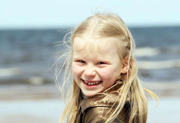 Fille blonde sur la plage — Photo