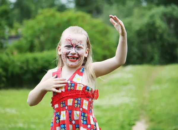 Счастливая девушка на летнем лугу — стоковое фото