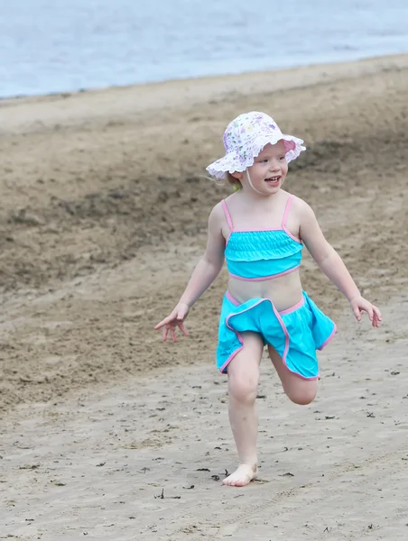 Menina loira na praia — Fotografia de Stock