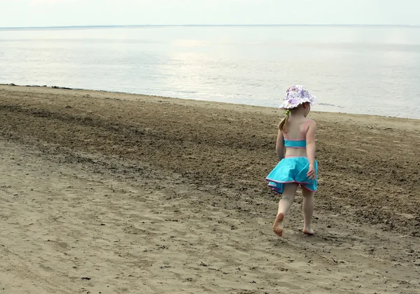 Chica rubia en la playa —  Fotos de Stock