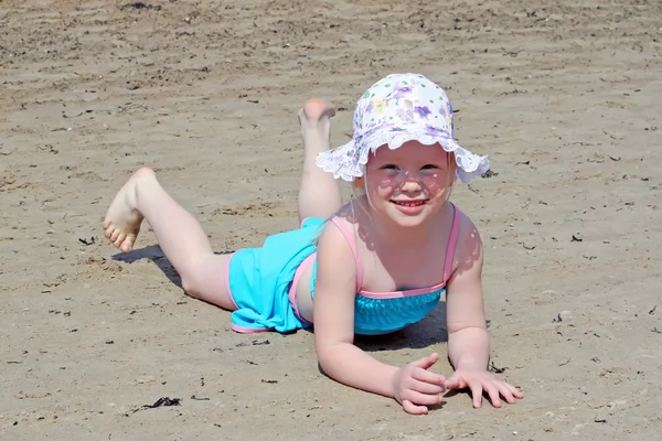 Menina loira na praia — Fotografia de Stock