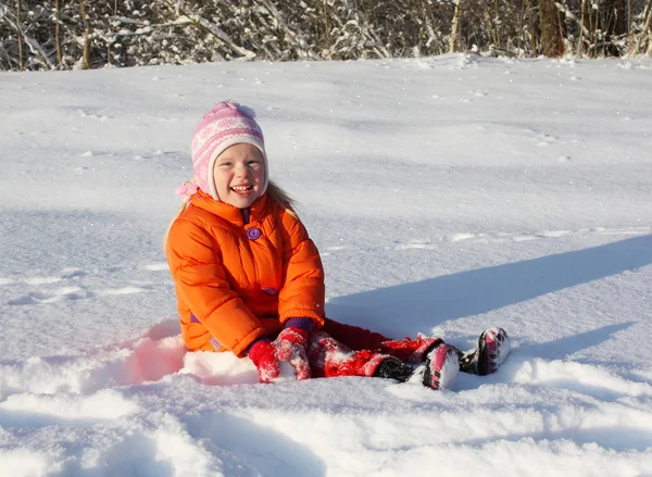 冬の風景の中の幸せな女の子 — ストック写真