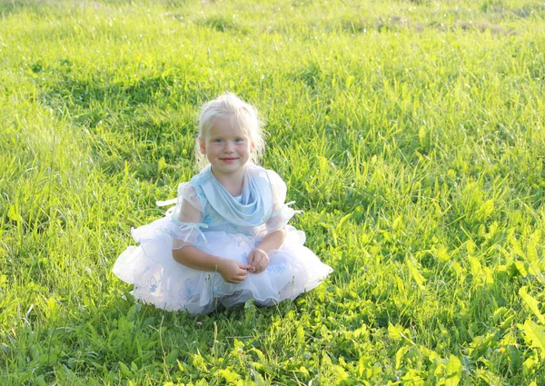 Ragazza carina sul prato estivo — Foto Stock