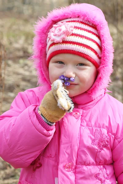 Menina com queda de neve — Fotografia de Stock