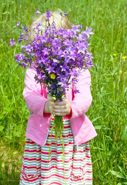 Mädchen mit Blumenstrauß — Stockfoto