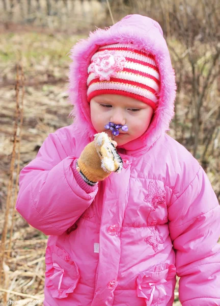 Маленька дівчинка зі снігом — стокове фото