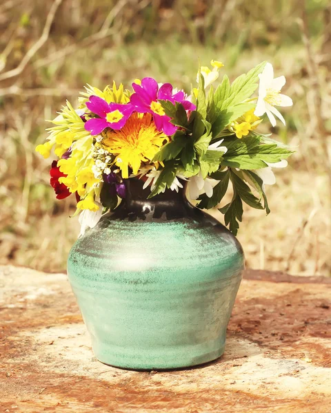 Bouquet of flowers in ceramic vase — Stock Photo, Image