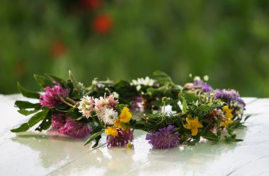 Çiçekler beyaz masada çelenk 