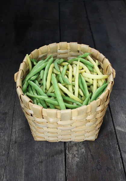 Groene bonen in de mand — Stockfoto