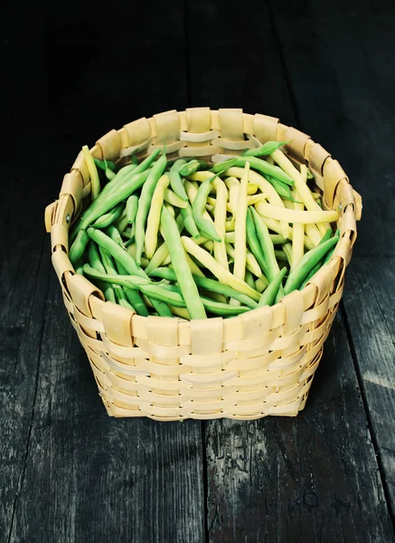 Groene bonen in de mand — Stockfoto