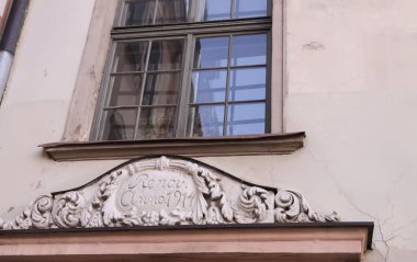 Dekoratif balkonlu tarihi bina. Avrupa zarafetini gösteren sessiz bir sahne.