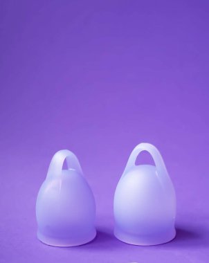 Kutuyu tekrar kullanılabilir bardakla birlikte gün ışığında aç. Sürdürülebilir alışkanlıkları ve temiz yaşamı temsil eder.