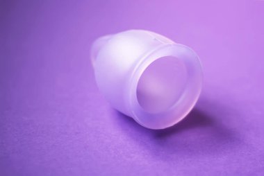 Regl bardağının ürünleri. Minimum estetik ve eko-bilinçli tasarım.