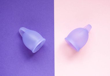 Tarafsız bir yüzeye yeniden kullanılabilir silikon bardak yerleştirilebilir. Konfor ve sorumlu tüketimi teşvik eder.