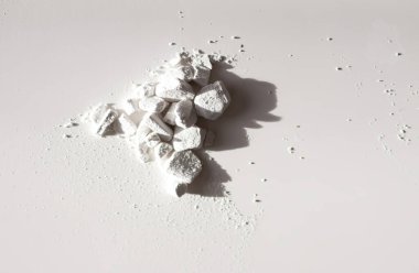 Toz pigmentleri yumuşak eğimler oluşturuyor. Kadınlığın ve modern güzelliğin sembolü..