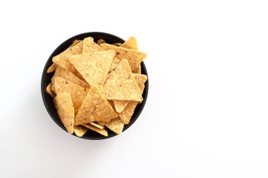 Minimum kompozisyonda dizilmiş taze fırınlanmış tortilla cipsi..