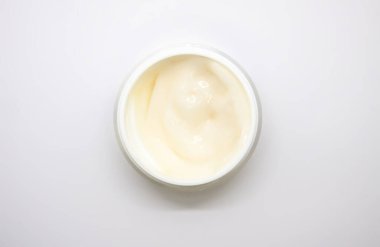 Küçük bir kavanozda beyaz kozmetik krem. Güzellik ürünü..