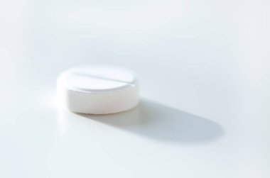 Işık arka planında makro vitamin. Saflık, sağlık ve enerji taşır.