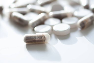 Vitamin ve kapsüllerle temiz bileşim. Sağlık ve beslenme konusunda minimalist bir bakış açısı.