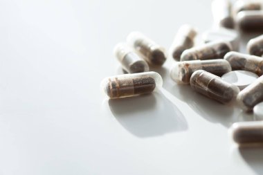 Vitamin ve kapsüllerle temiz bileşim. Sağlık ve beslenme konusunda minimalist bir bakış açısı.