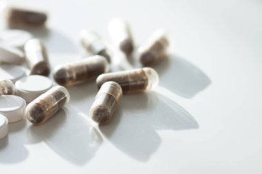 Soluk arkaplanda çok renkli takviyeler var. Canlılık ve kişisel bakım gerektiriyor..