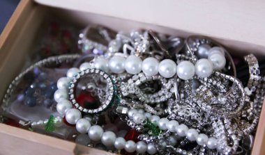 Mücevherler temiz bir minimalist kutuda sergilenir. Gelişmişliği, lüksü ve modern hediyeyi akla getiriyor..