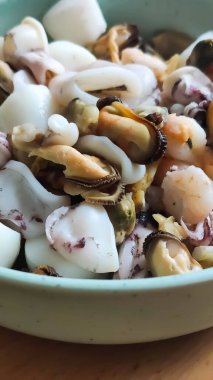 Bir kase midye ve midye pişirmeye hazır. Manzara, sağlıklı beslenme, deniz tatları ve basit aşçılık içerir..