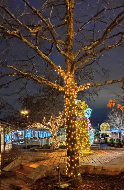 Riga, Letonya - 11. 01 numara. 2025: Riga 'daki Lido Dinlenme Merkezi. Noel çelenkleri ve parlak aksanlar. Manzara, şenlik, merak ve neşeli tatil atmosferlerini iletir..