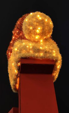 Riga, Letonya - 11. 01 numara. 2025: Riga 'daki Lido Dinlenme Merkezi. Renkli ışıklar parlıyor. Ayarlar neşe, rahatlık ve kış büyüsünü akla getiriyor..