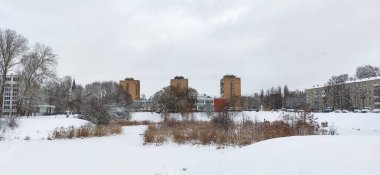 Kış şehri manzarası. Manzara, barışçıl bir hareket ve hoş bir akşam atmosferi içeriyor..