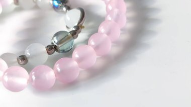 Hafif arka planda hafif bilezikler var. Sahne sonbahar yumuşaklığını, saflığı ve doğal moda estetiğini ifade ediyor..