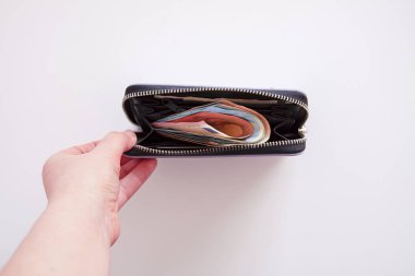 İçinde avro banknotları olan zarif mor deri cüzdan. Mali açıdan hazır ve rahat..