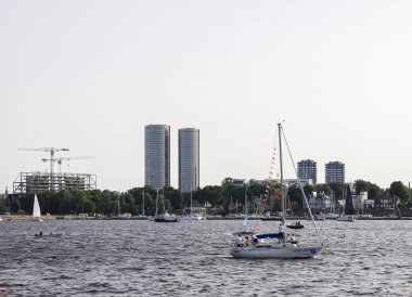 Riga, Letonya - 30 Haziran 2024: Yelkenliler bir kıyı yarışında açık denizde yarışıyorlar.