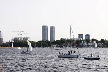 Riga, Letonya - 30 Haziran 2024: Sahil sularında bir yarış için yelkenliler toplandı.