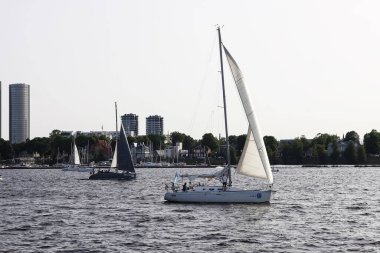 Riga, Letonya - 30 Haziran 2024: Yat hızıyla yelkenleri dolduran rüzgar.
