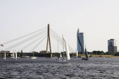 Riga, Letonya - 30 Haziran 2024: Sahil sularında bir yarış için yelkenliler toplandı.