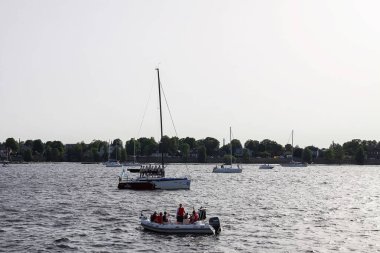 Riga, Letonya - 30 Haziran 2024: Yat hızıyla yelkenleri dolduran rüzgar.