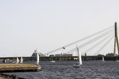 Riga, Letonya - 30 Haziran 2024: Bir yelkenli yarışı sırasında tekneler ufukta hizalanır.