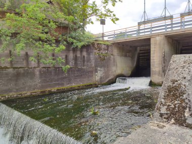 Küçük bir su deposu doğal bir arazide sessizce dinlenir. Sakinlik ve çevresel denge.