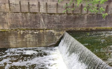 Küçük bir su deposu doğal bir arazide sessizce dinlenir. Sakinlik ve çevresel denge.