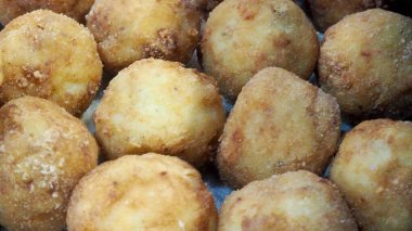 Şekerle kaplanmış altın hamur topları. Yemek fotoğrafçılığı ya da tatlı pazarı vitrinleri için mükemmel.