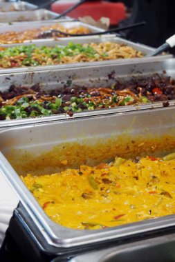 Szczecin, Polonya - 19 Ekim 2025: Şefler tarafından servis edilen renkli güveç ve eriştelerle dolu açık büfe, yemek etkinliği veya restoran fotoğrafçılığı için mükemmel