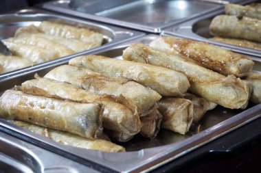 Kızarmış börekler metal bir kapta. Nem Ran. Dünya Mutfak Festivali 'nde Vietnam mutfağı.