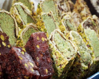 Markette çeşitli çikolata ve şam fıstıklı Türk tatlısı çeşitleri var. Glütensiz oryantal tatlılar. Laktozsuz pazar.