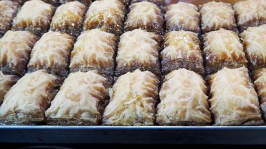Yakından doğranmış ballı baklava parçaları. Doğu tatlıları. Laktozsuz olsun. Pazar, Doğu gıda festivali. Yan görünüm.
