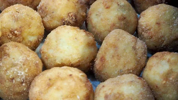 Şekerle kaplanmış altın hamur topları. Yemek fotoğrafçılığı ya da tatlı pazarı vitrinleri için mükemmel.