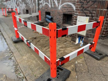 Szczecin, Polska 8 grudnia 2025 r.: Polonya 'nın Szczecin kentsel altyapı onarımlarını vurgulayan kaldırımda inşaat alanı uyarı tabelaları ve engeller. Yazı.