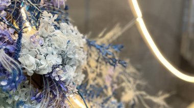 Minimalist çiçekli süslemeler korunmuş çiçekler ve doğal lifler, modern iç mekanlar ve yaratıcı mekanlar için tasarlanmış..