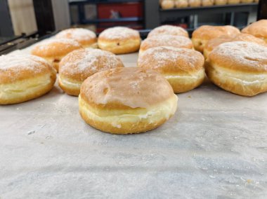 Profesyonel bir fırında fırınlanmış taze donutlar..
