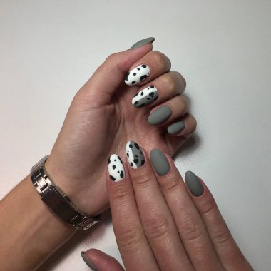 Çok renkli manikür yakın çekim. Pastel manikürlü genç kadın elleri. Parlak renkli manikür tasarımı.